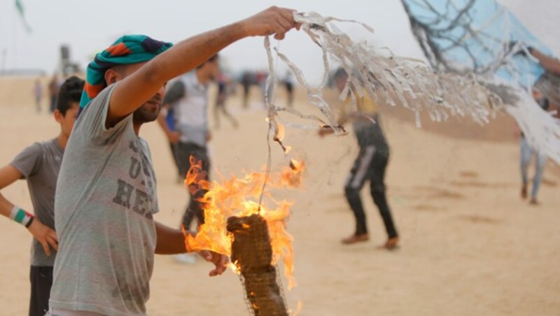 An einem Drachen befestigt soll dieser Feuerball über die Grenze nach Israel fliegen, um Felder zu vernichten. (Bild: AFP or licensors)