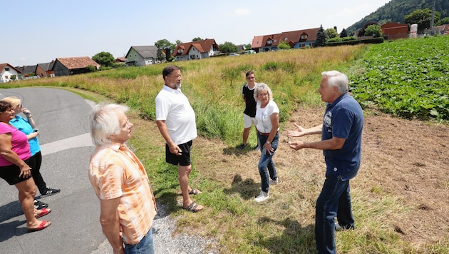 "Wir kämpfen um unsere Existenz! Franz Ehgartner (rechts) und seine Nachbarn bekämpfen ein kritisches Bauprojekt in Tillmitsch. (Bild: Juergen Radspieler)
