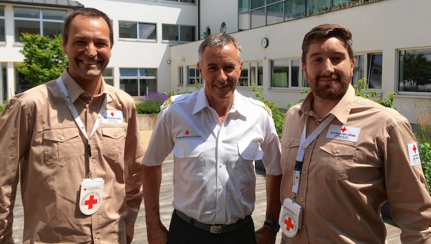 Rot Kreuz-Chef Toni Holzer mit den beiden Freiwilligen Thomas Landl und David Plackner. (Bild: Rotes Kreuz)
