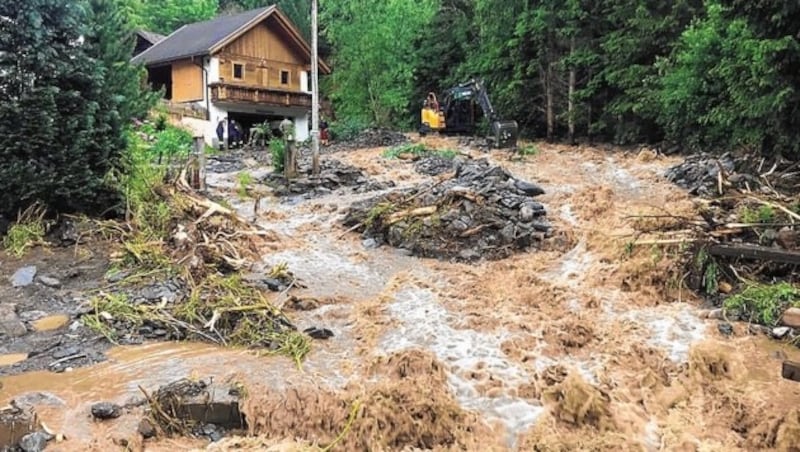 Auch hier mussten die Feuerwehren ausrücken: Hangrutschungen und Vermurungen schnitten Anfang Juni gleich mehrere Anwesen in Kremsbrücke von der Außenwelt ab. (Bild: Feuerwehr Kremsbrücke)