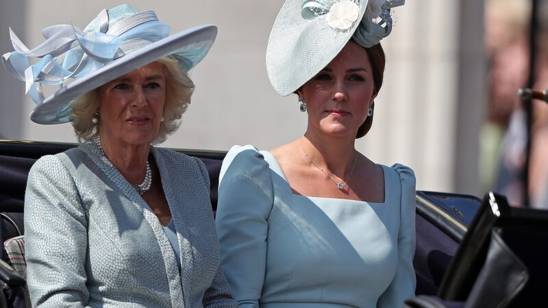 Camilla mit Prinzessin Kate bei Trooping the Colour (Bild: APA/AFP)