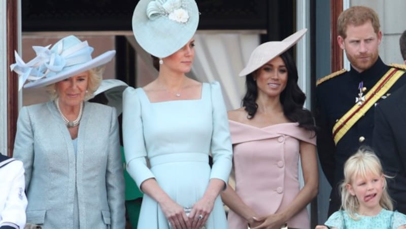 Ein Bild wie dieses wird es am 6. Mai nicht geben: Camilla und Kate einst mit Meghan und Harry am Balkon des Buckingham-Palasts. (Bild: AP)