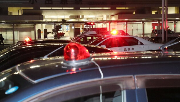 Polizeieinsatz nach tödlicher Messer-Attacke in japanischem Zug (Bild: AFP)