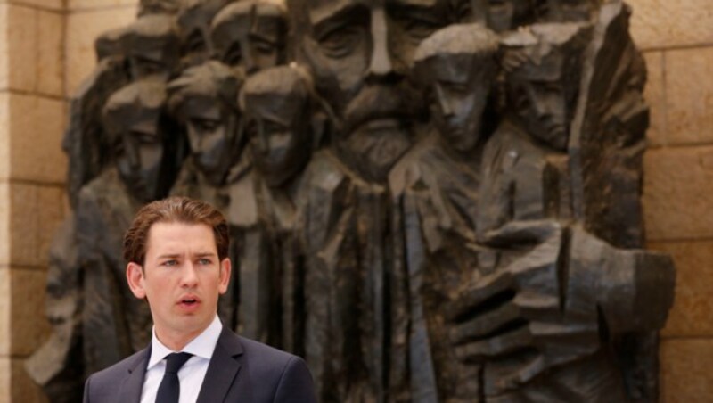 Kurz sprach im Zuge seiner dreitägigen Israel-Reise in der Holocaust-Gedenkstätte Yad Vashem (Bild: ABIR SULTAN)