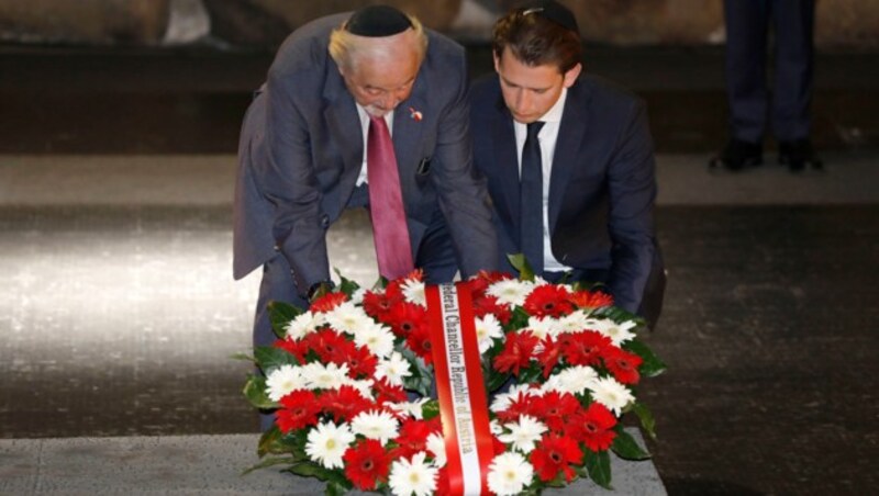 Kanzler Kurz und der Holocaust-Überlebende Victor Klein legten in Yad Vashem gemeinsam einen Kranz nieder. (Bild: AP)