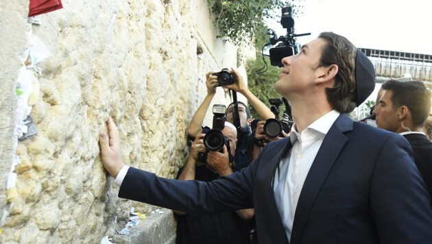 Kanzler Kurz besuchte am Sonntag die Klagemauer in Jerusalem. (Bild: APA/ROBERT JAEGER)