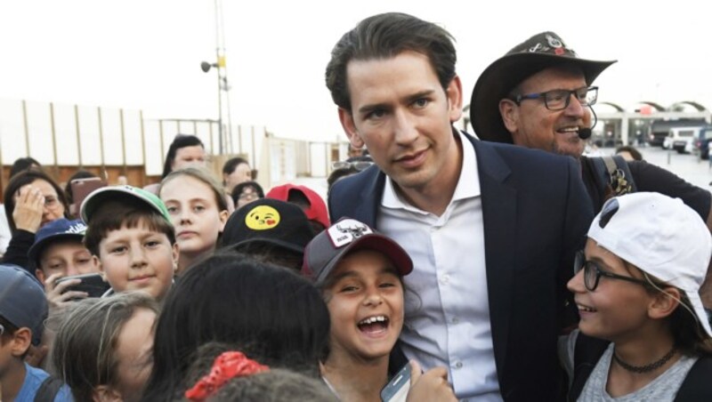 Kurz mit Kindern während eines Besuchs der Klagemauer in Jerusalem. (Bild: APA/ROBERT JAEGER)