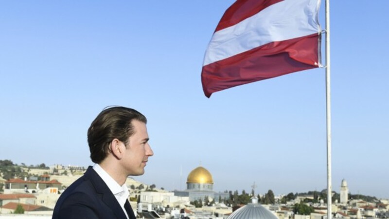 Bundeskanzler Sebastian Kurz auf dem Dach des Österreichischen Hospiz in Jerusalem. (Bild: APA/ROBERT JAEGER)