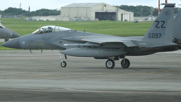 Diese Aufnahme aus dem Vorjahr zeigt einen F-15-Jäger auf der Luftwaffenbasis Kadena auf Okinawa. (Bild: APA/AFP/JIJI PRESS)