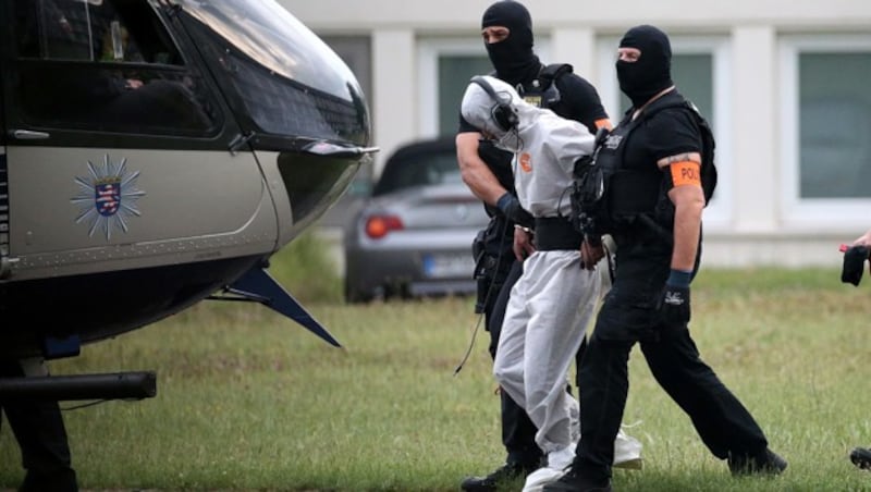 Der Mordverdächtige Ali B. wird per Polizeihelikopter ins Gefängnis gebracht. (Bild: AFP)