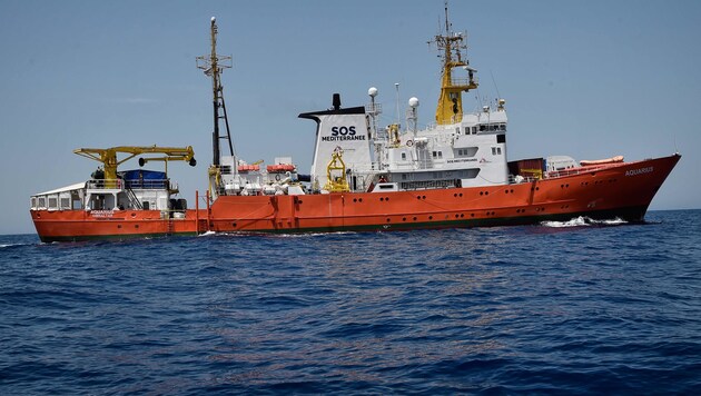 Die MS Aquarius harrt mit Flüchtlingen an Bord im Mittelmeer aus. (Bild: AFP)