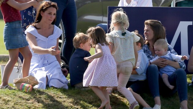 Herzogin Kate mit ihren Kindern George und Charlotte Kate ganz privat bei einem Poloturnier mit ihren Kindern, als diese noch sehr klein waren – so fröhlich und unbeschwert soll auch dieser Sommer werden. (Bild: www.PPS.at)