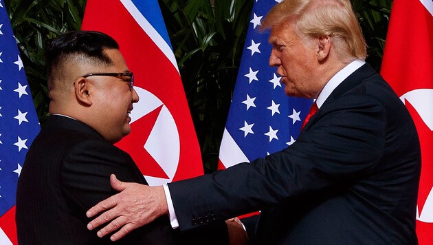 Nordkoreas Machthaber Kim Jong Un und US-Präsident Donald Trump bei ihrem ersten Gipfeltreffen (Bild: Associated Press)