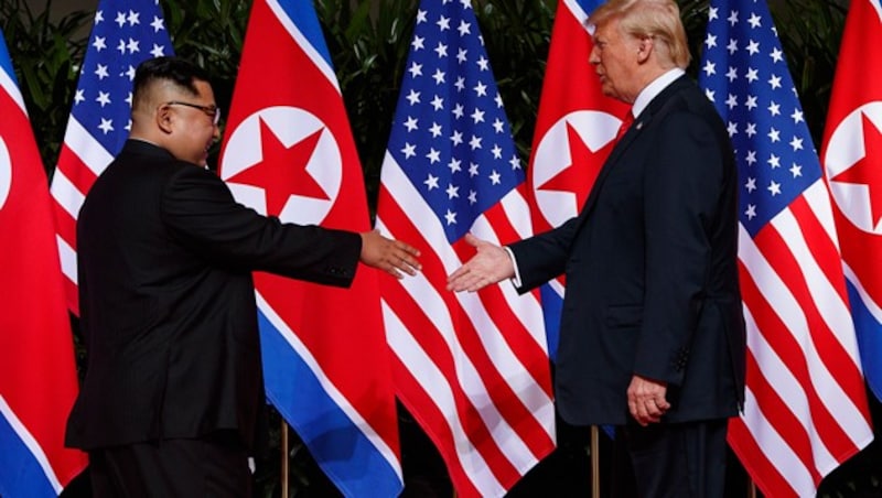 Dieser Handschlag schreibt Geschichte: Nordkoreas Diktator Kim Jong Un und US-Präsident Donald Trump (Bild: AP)