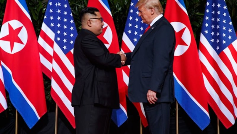 Dieser Handschlag schreibt Geschichte: Nordkoreas Diktator Kim Jong Un und US-Präsident Donald Trump (Bild: Associated Press)