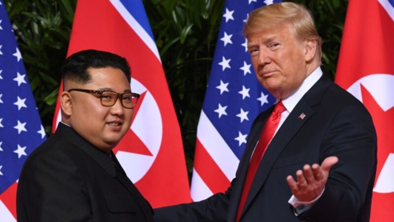 Kim Jong Un und Donald Trump bei ihrem Gipfeltreffen (Bild: AFP)