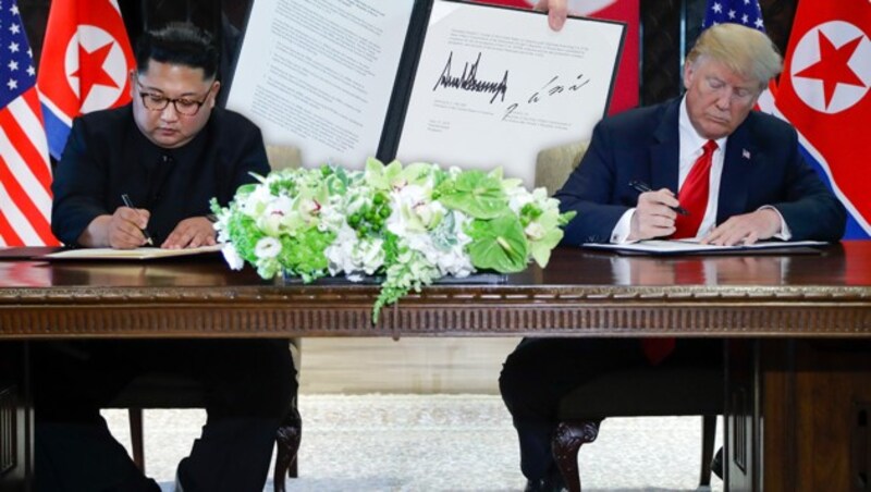 Kim und Trump unterzeichnen die Vereinbarung, die auch eine „vollständige Denuklearisierzung“ der koreanischen Halbinsel vorsieht. (Bild: AP, AFP, krone.at-Grafik)