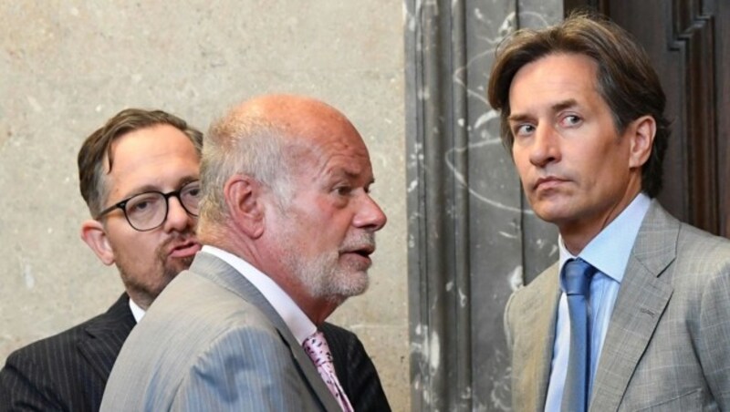 Karl-Heinz Grasser mit seinen Anwälten Norbert Wess und Manfred Ainedter (Bild: APA/Helmut Fohringer)