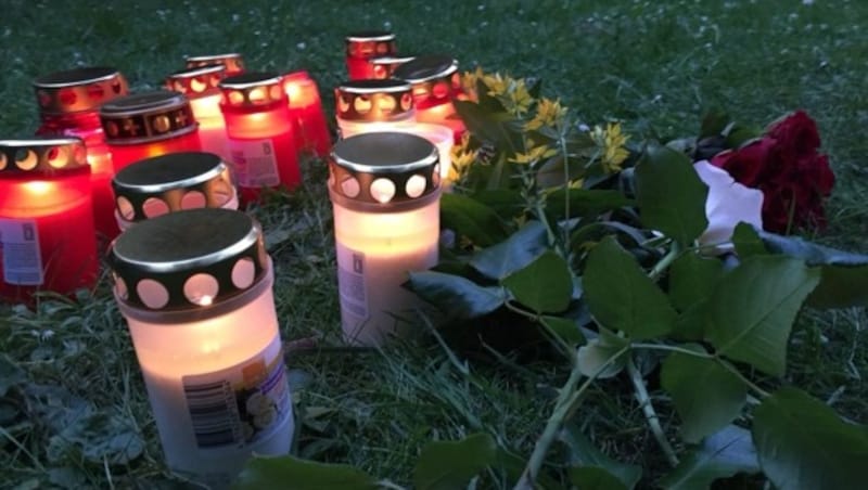 Familienangehörige der Getöteten stellten Gedenkkerzen im Park auf und legten Blumen nieder. (Bild: APA/dpa/-)