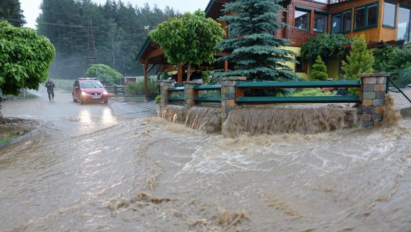 Überschwemmungen im Bezirk Neunkirchen (Bild: APA/einsatzdoku.at)