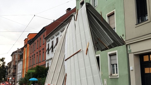 Dieses Dach wurde vom heftigen Wind in Graz abgerissen. (Bild: APA/INGRID KORNBERGER)
