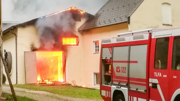 Der Blitz setzte das E-Werk in Gutau in Brand (Bild: FOTOKERSCHI.AT/Herbert Hoelzl)