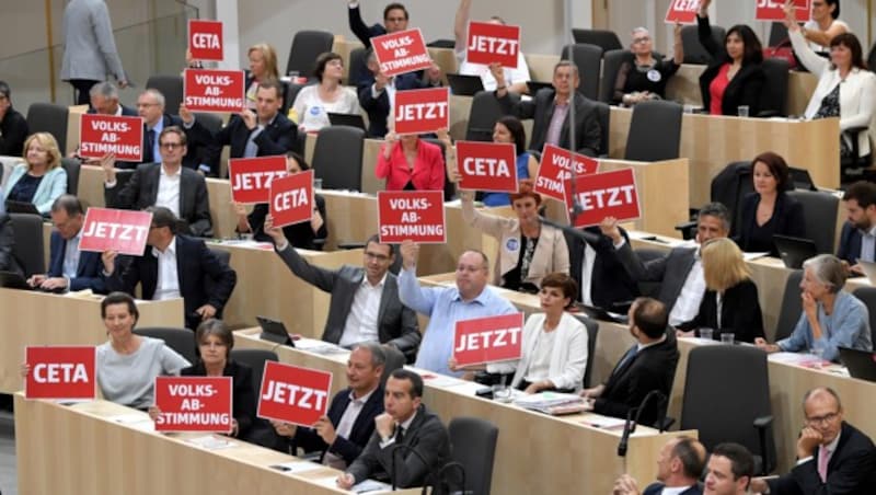 SPÖ und Liste Pilz fordern eine Volksabstimmung über CETA. (Bild: APA/ROLAND SCHLAGER)