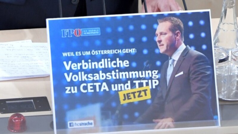 Dieses Plakat der Freiheitlichen wird von der Opposition immer wieder präsentiert. (Bild: APA/ROLAND SCHLAGER)