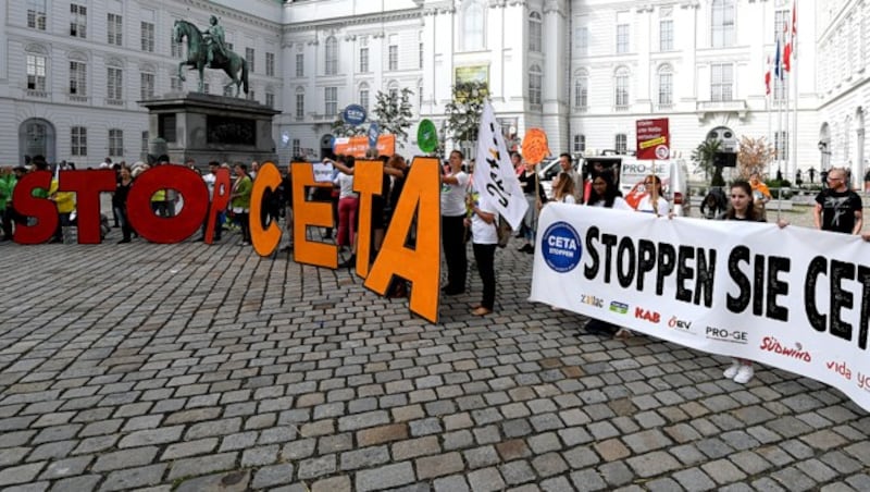 Eine Anti-CETA-Demonstration vor dem Ausweichquartier des Parlaments in der Wiener Hofburg (Bild: APA/Roland Schlager)