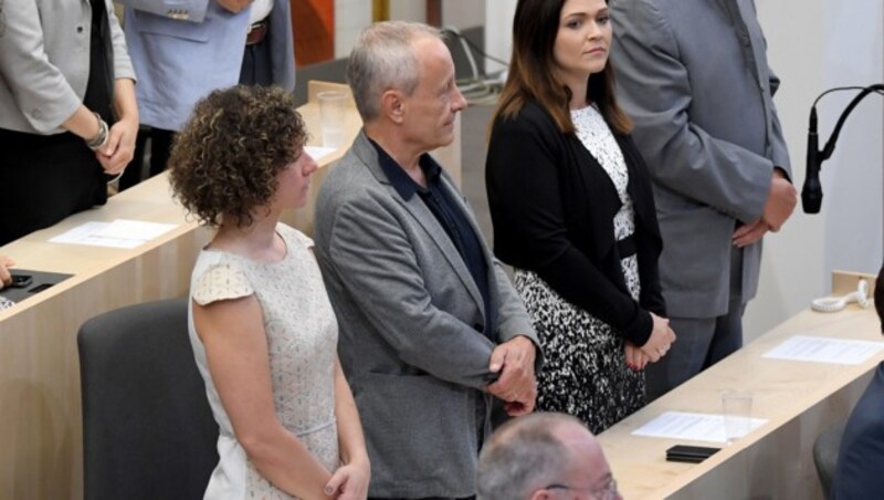 Angelobung im Vorjahr: Peter Pilz, flankiert von Martha Bißmann (li.) und Daniela Holzinger-Vogtenhuber (re.) (Bild: APA/ROLAND SCHLAGER)