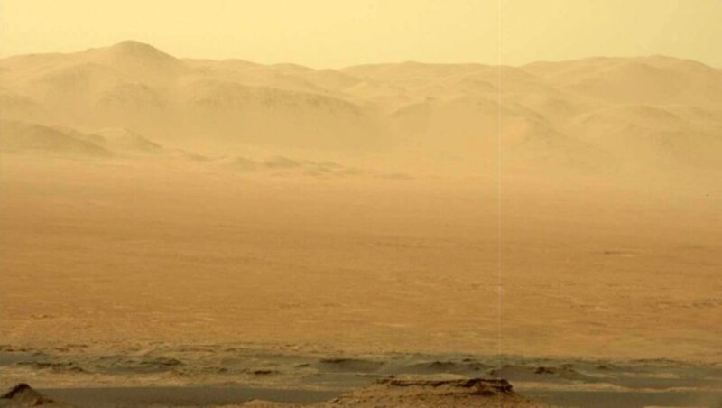 Ein Foto des Rovers „Curiosity“ zeigt die Anfänge des Sandsturms. (Bild: NASA)