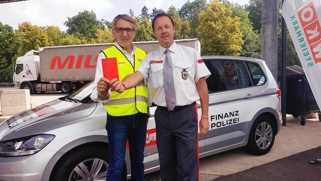 Rote Karte für illegale Konkurrenz: Josef Herk (links) und Rigobert Rainer (Bild: WKO)