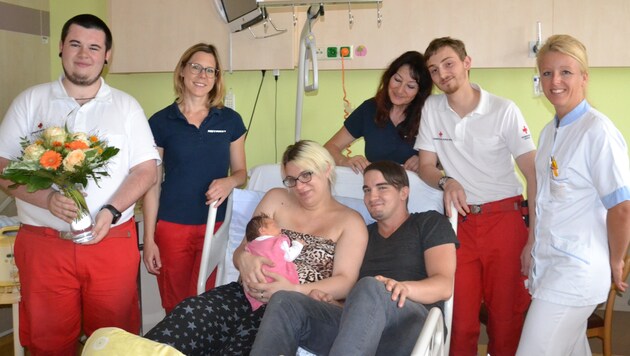 Die glücklichen Eltern Bianca Hauser und Christian König mit ihrer eiligen Emily samt Geburtshelfern, die zu Besuch kamen (Bild: Gespag)