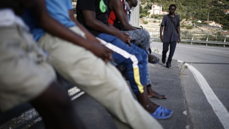 Flüchtlinge in Ventimiglia nahe der französischen Grenze (Bild: AFP)