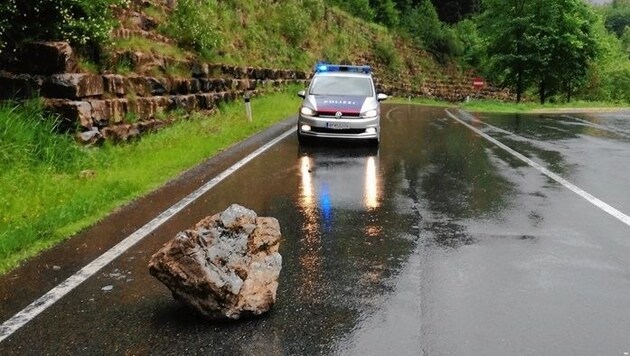 Ein Polizeiauto vor dem knapp 600 Kilo schweren Felsbrocken. (Bild: PI Lofer/Fuchs)