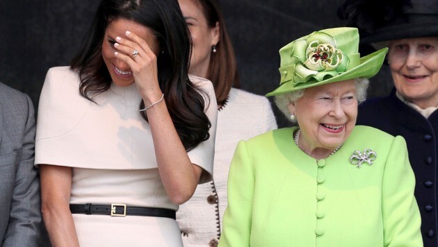 Queen Elizabeth scherzte mit Herzogin Meghan beim ersten gemeinsamen Auftritt. (Bild: AP)