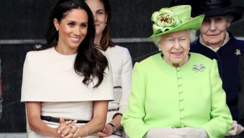 Meghan mit der Queen bei ihrem ersten gemeinsamen Auftritt (Bild: AP)