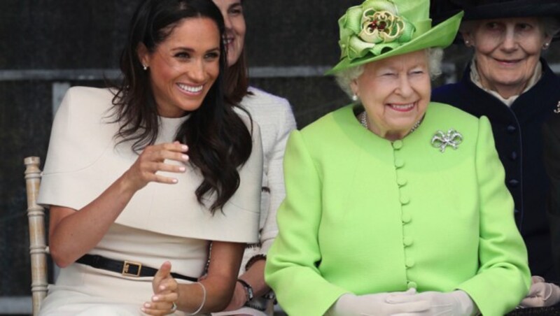 Herzogin Meghan und Queen Elizabeth scheinen eindeutig auf einer Wellenlänge zu sein. (Bild: AP)