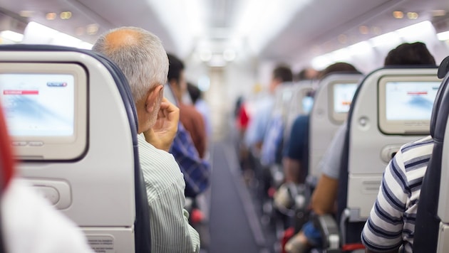 Während Airlines die Sicherheit ihrer Lüftungssysteme anpreisen, warnt nun ein Experte vor Flugreisen. (Bild: stock.adobe.com)