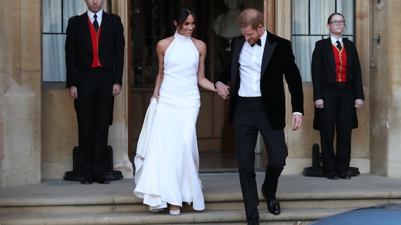 Herzogin Meghan und Prinz Harry nach ihrer Hochzeit am 19. Mai 2018 auf Schloss Windsor auf dem Weg zum Abendempfang in Frogmore House (Bild: AFP)