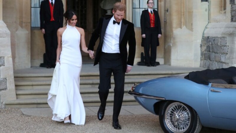 Herzogin Meghan und Prinz Harry nach ihrer Hochzeit am 19. Mai auf Schloss Windsor auf dem Weg zum Abendempfang in Frogmore House. (Bild: AP)