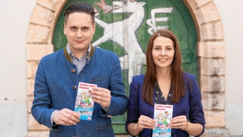 Jürgen Angerer und Liane Moitzi (RFJ-Steiermark) präsentierten im Juni 2018 die Kampagne „Tradition schlägt Migration“ (Bild: FPÖ Steiermark)