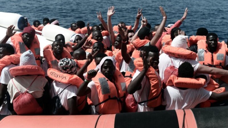 Migranten, die von der „Aquarius“ aufgenommen wurden (Bild: AFP)