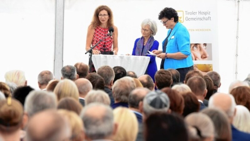 Christine Haas-Schranzhofer (Pflegedirektion), Elisabeth Medicus (Ärztliche Direktion) und Moderatorin Birgitt Drewes (v. li.) bei der feierlichen Eröffnung des Hospizhauses. (Bild: Spiess Foto Tirol Erich Spiess)