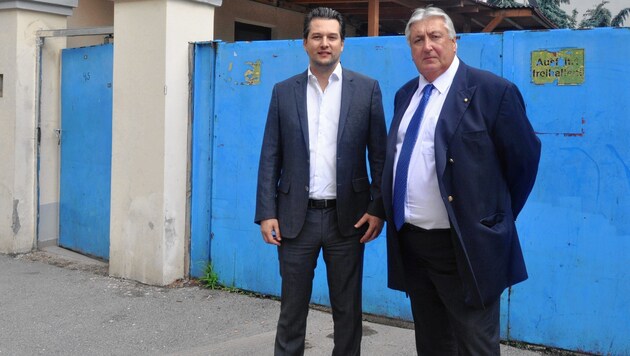 Vizebürgermeister Dominik Nepp und Bezirkschef Stadler wollen das Projekt verhindern. (Bild: FPÖ)