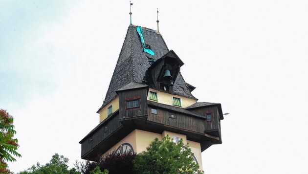 Das Dach des Uhrturms wurde mit Planen abgedeckt. (Bild: © Elmar Gubisch)