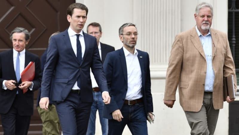 Bundeskanzler Sebastian Kurz, Innenminister Herbert Kickl und BVT-Chef Peter Gridling nach der Krisensitzung zur Causa des deutschen Bundesnachrichtendienst BND (Bild: APA/HANS PUNZ)