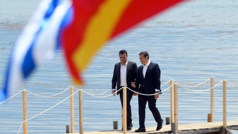 Mazedoniens Premierminister Zoran Zaev hieß seinen Amtskollegen Alexis Tsipras am Sonntagan der Küste des Sees Prespa willkommen. (Bild: AFP or licensors)