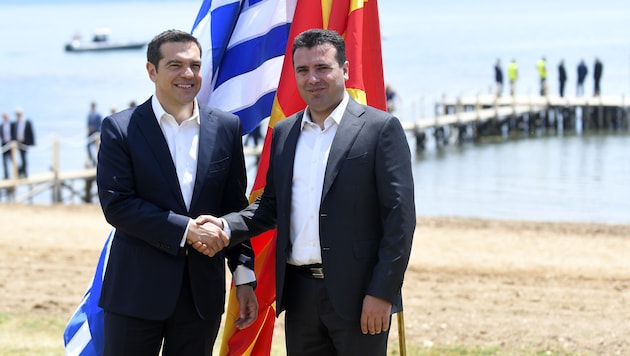 Freuen sich über eine Einigung: Die Staatsoberhäupter Zoran Zaev und Alexis Tsipras. (Bild: AFP or licensors)