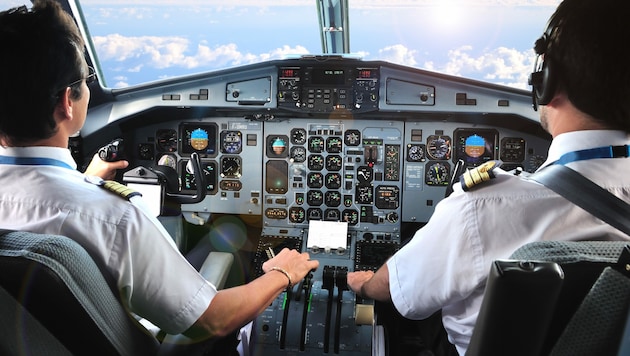 Der 32-Jährige soll wiederholt falsche Fluganweisungen an Passagierflugzeuge gefunkt haben. (Bild: stock.adobe.com (Symbolbild))